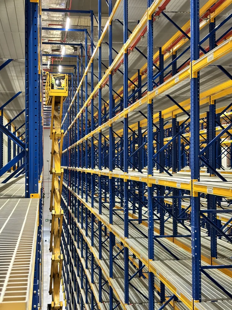 Wysoka konstrukcja regałowa w magazynie